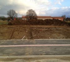 &Ccedil;a y est, &agrave; peine propri&eacute;taire, le constructeur qui s'impatientait de commencer, &agrave; attaqu&eacute; le trou, les fouilles sont faites, ainsi que les trous des pieux