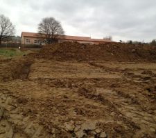 &Ccedil;a y est, &agrave; peine propri&eacute;taire, le constructeur qui s'impatientait de commencer, &agrave; attaqu&eacute; le trou, les fouilles sont faites, ainsi que les trous des pieux