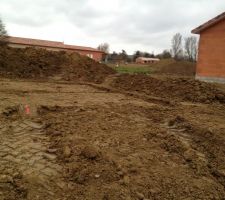 &Ccedil;a y est, &agrave; peine propri&eacute;taire, le constructeur qui s'impatientait de commencer, &agrave; attaqu&eacute; le trou, les fouilles sont faites, ainsi que les trous des pieux