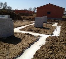 Les fondations sont coulées, en cours de séchage, les palettes de parpaings sont livrés, prêts pour monter le vide sanitaire...