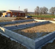 Cette semaine apr&egrave;s s&eacute;chage des fondations, ils ont mont&eacute; le vide sanitaire avec une astuce maligne et &eacute;conomique pour la circulation de l'air dans le vide sanitaire, mettre un parpaing d'angle sur chant pour utiliser les ouvertures comme une grille....