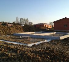 Cette semaine après séchage des fondations, ils ont monté le vide sanitaire avec une astuce maligne et économique pour la circulation de l'air dans le vide sanitaire, mettre un parpaing d'angle sur chant pour utiliser les ouvertures comme une grille....