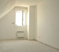 1ère sous couché posée dans la chambre de notre fille. On voit bien les défauts, quelques retouches à faire   2è sous couche