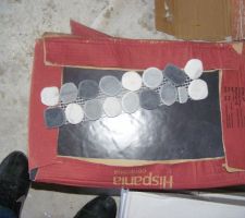 La frise de galets qui séparera les deux couleurs de faience dans la salle de douche parentale