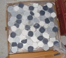 Les galets qui recouvrent le receveur de la douche italienne de 160/90