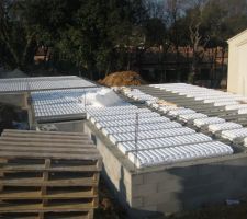 Produit imperméable sur le dessus des parpaings du vide sanitaire