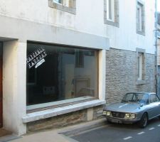 L'escalier vas devoir passer par la baie vitrée donc il faut la changer en meme temps