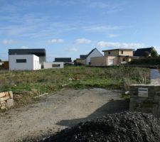 L'entr&eacute;e du terrain 35 avant le d&eacute;but des travaux. La bo&icirc;te aux lettres est d&eacute;j&agrave; en place ^^