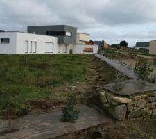 Vue du terrain 35 avec l'extr&eacute;mit&eacute; Sud ou l'on peut voir le petit muret en pierre ainsi que les plantes qui ont &eacute;t&eacute; pos&eacute;s par le lotisseur.