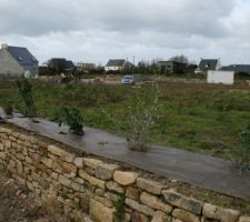 Vue cot&eacute; Sud en direction de l'ouest. Vous pouvez remarquer sur la droite la maison de Skynet29, notre charmant voisin (connu sur le forumconstruire avant de le rencontrer sur le terrain).
