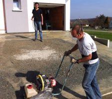 Compactage de la pente de garage
