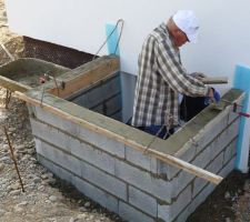 Pépé réalisant la chape sur le muret du saut de loup