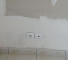 Enduit posé sur un mur nettoyé où il restait les marques du moisi.