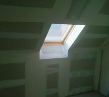 Le plaquiste a fait du bon travail pour une fois dans la maison