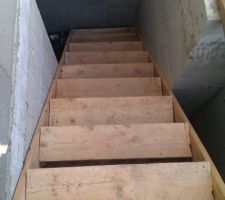 Fabrication et mise en place d'un escalier provisoire