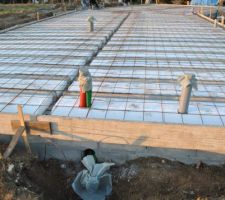 Plancher mis ,préparation des réservations pour l'eau c'est à nous de bosser un peu ...