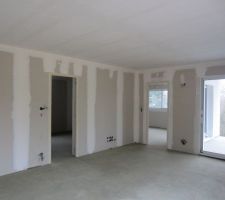 Salon/Salle à manger : à gauche, la chambre ; au fond, le bureau
