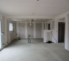 La cuisine ; 1e porte sur la droite : escalier descendant au sous-sol ; 2e porte au fond à droite : cellier.
