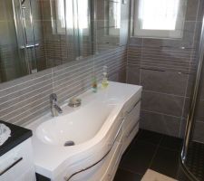 Salle de bains de m&eacute;m&eacute; et p&eacute;p&eacute;