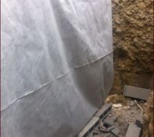 Cot&eacute; sous la fenetre de la salle de bain RdJ.