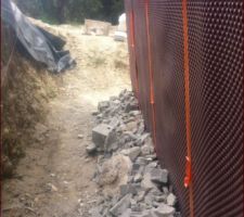 Cot&eacute; entr&eacute;e garage.