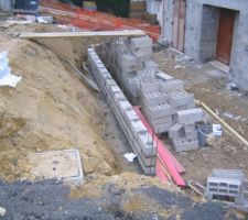Mur de sout&egrave;nement du talus devant la maison