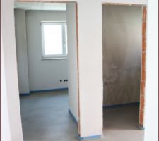 Entrée menant sur le bureau à gauche et les toilettes à droite