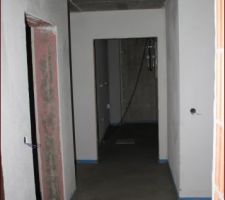 Le sous-sol avec à droite l'escalier, à gauche l'atelier et le couloir menant à la chambre d'amis et au fond la pièce technique.