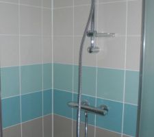 Barre de douche salle d'eau des enfants. Mitigeur thermostatique.