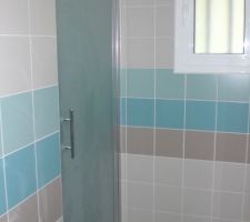 Porte de douche pos&eacute;e. La pi&egrave;ce est termin&eacute;e !