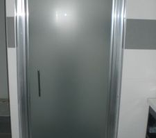 Porte de douche de notre salle d'eau (c'est la m&ecirc;me que celle des enfants)