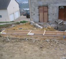 Pr&eacute;paration d'une longrine sur les profil&eacute;s