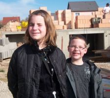 Chloé et Hugo fiers de poser devant leur future maison...