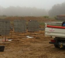Arriv&eacute;e des parpaings sur le chantier