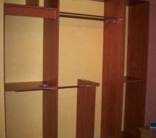 Le dressing de ma chambre.