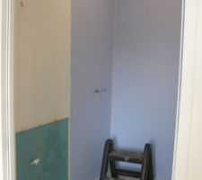 Une protection &agrave; l'eau sous carrelage WEBER.SYS.PROTEC est pos&eacute;e au niveau de la douche, avant pose du carrelage