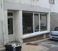 La vitrine est en place et l'escalier aussi