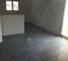 Le carrelage fraichement pos&eacute;. Photo prise de l'ext&eacute;rieur derri&egrave;re la fen&ecirc;tre...