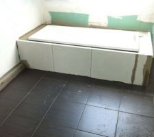 Salle de bain. Baignoire encastr&eacute;e.