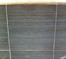 Un coint de carrelage propre dans la salle de bain