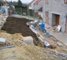 Terre végétal sur le talus devant