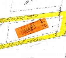 Pr&eacute;vision d'implantation de la maison sur le terrain en orange (en jaune les 3 m&egrave;tres &agrave; respecter !!! )Plein sud avec la route sur la droite, les points rouges sont des arbres fruitiers que l'on pr&eacute;servent au maximum !
