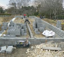 Montage des murs, sa va tr&egrave;s vite, on a un tr&egrave;s bon ma&ccedil;on !!!