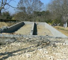 Voil&agrave; les murs sont termin&eacute;s de mont&eacute;, le ma&ccedil;on a pens&eacute; &agrave; faire des acc&egrave;s pour le vide sanitaires, tout au fond sur le mur un passage de 60*60 et 2 autres dans le mur du milieu !