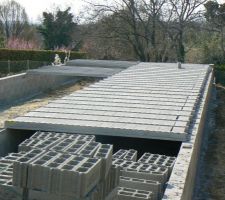 Pose des poutrelles bétons et des parpaings sur les murs pour le plancher !