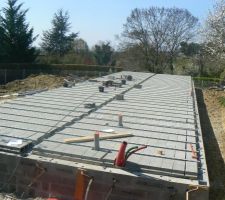 La pose est quasiment terminé !!! Ils installent les sorties des évacuations et des gaines techniques !