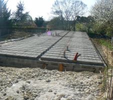 Voilà, le ferraillage est posé lui aussi sur le plancher !