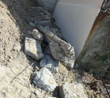 Fondations existantes sur mon terrain qu'il a fallu d&eacute;molir et qui n'&eacute;tait pas pr&eacute;vu