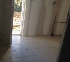 Carrelage cellier dans garage (pas tr&egrave;s beau mais tr&egrave;s tr&egrave;s solide!!!)