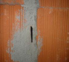 Porte murée... et trouée !